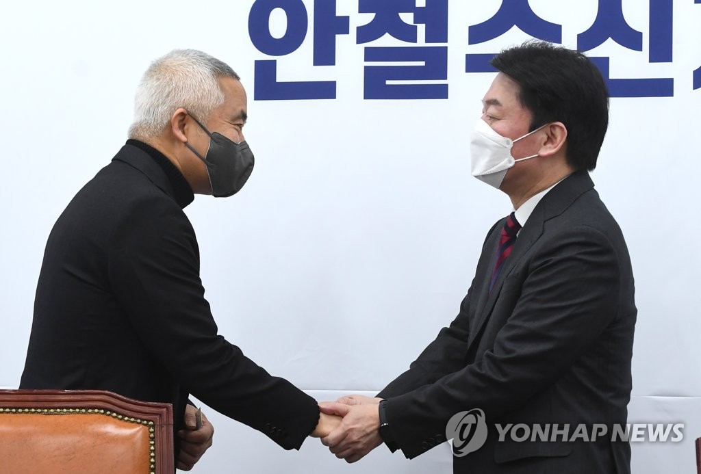 최진석 상임선대위원장과 인사하는 안철수 후보