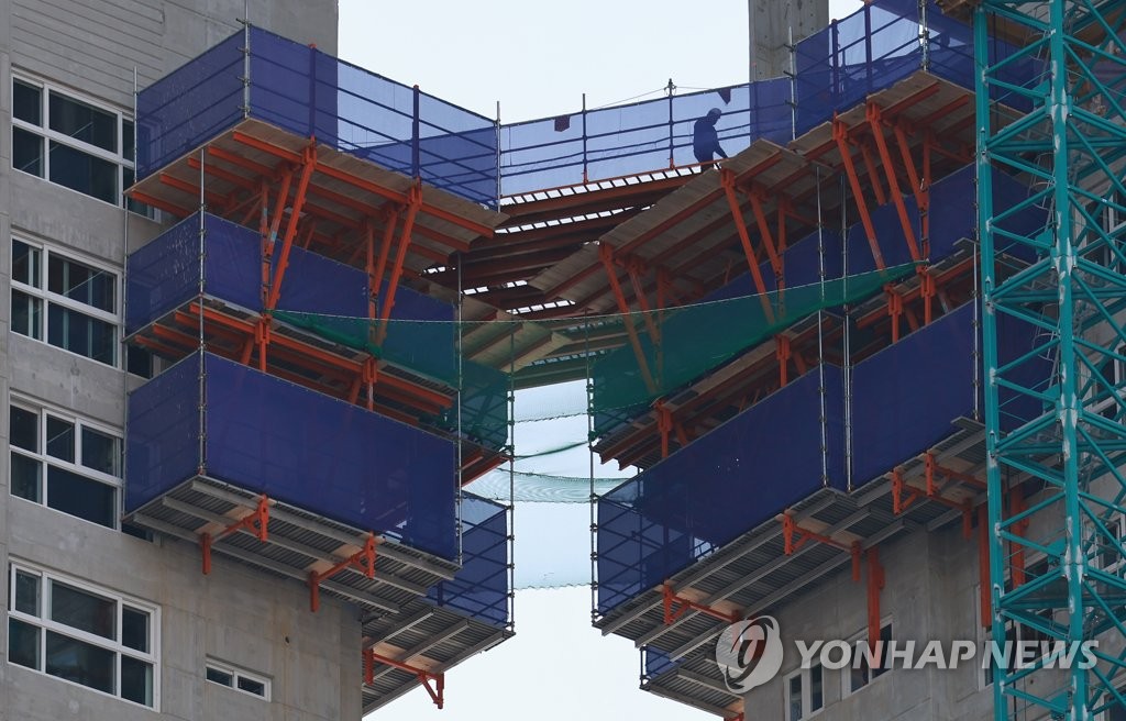 중대재해처벌법 내일 시행, 안전교육에 당분간 공사 중단까지