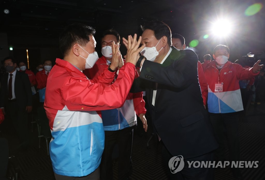 김기현 원내대표와 인사하는 윤석열
