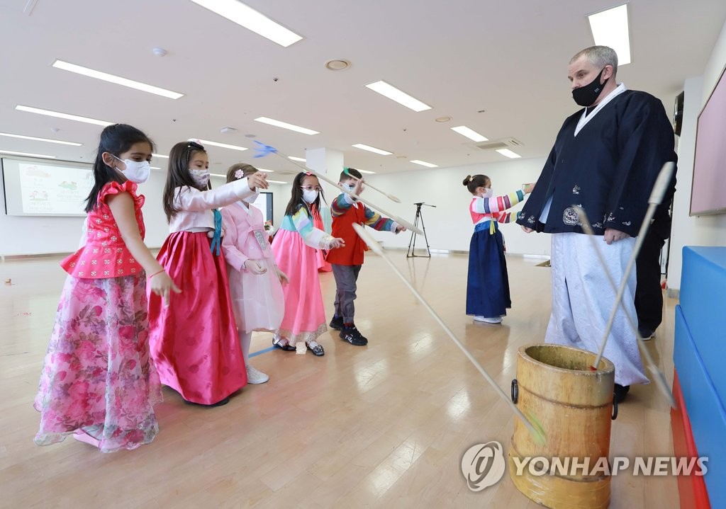 투호 체험하는 외국인학교 어린이들
