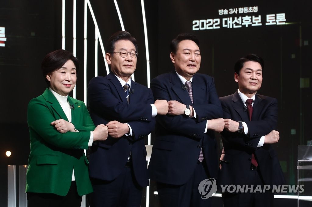 첫 ′4자 TV토론′…한자리에 모인 여야 대선 후보들
