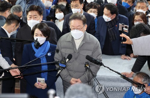 취재진의 질문에 답변하는 이재명 대선후보