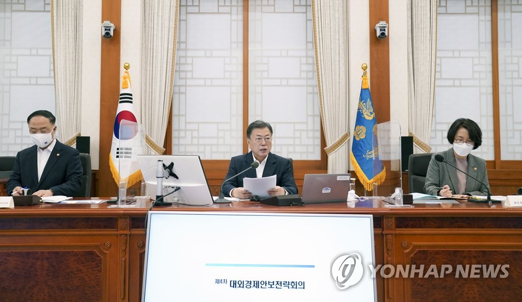 Le président Moon Jae-in prend la parole lors d'une réunion du Cabinet sur des stratégies face à l'économie extérieure et à la situation sécuritaire, le 14 février 2022, à Cheong Wa Dae.