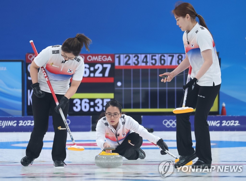 L'équipe sud-coréenne de curling féminin, composée de cinq Kim, joue contre la Suisse dans le cadre du premier tour des Jeux olympiques d'hiver de Pékin 2022, le mercredi 16 février, au Centre aquatique national à Pékin.