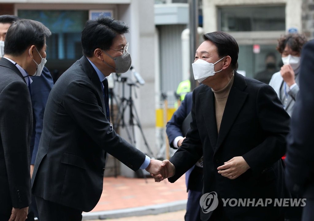 장제원 비서실장과 악수하는 윤석열 당선인