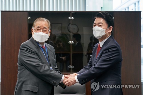 이종찬 제15대 대통령직 인수위원장 만난 안철수 인수위원장