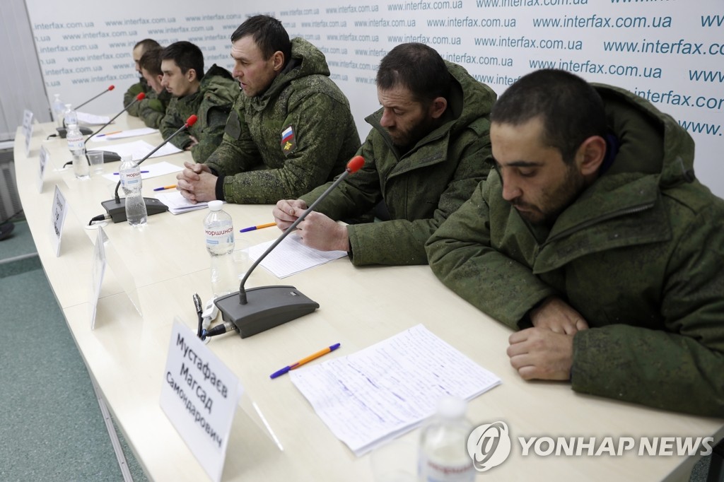 기자회견장에 나온 러시아군 포로들