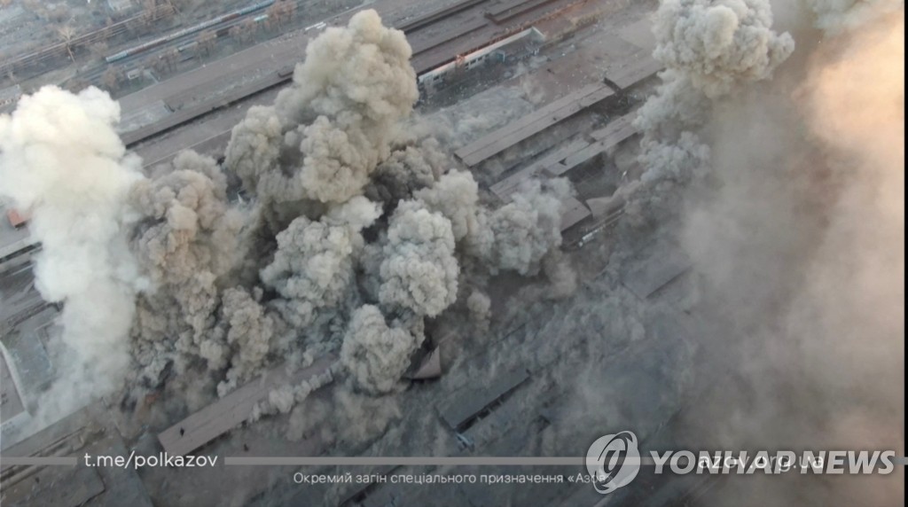러군 공격 후 마리우폴 산업단지 상공 뒤덮은 폭발 연기