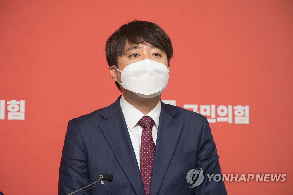 답변하는 이준석 대표