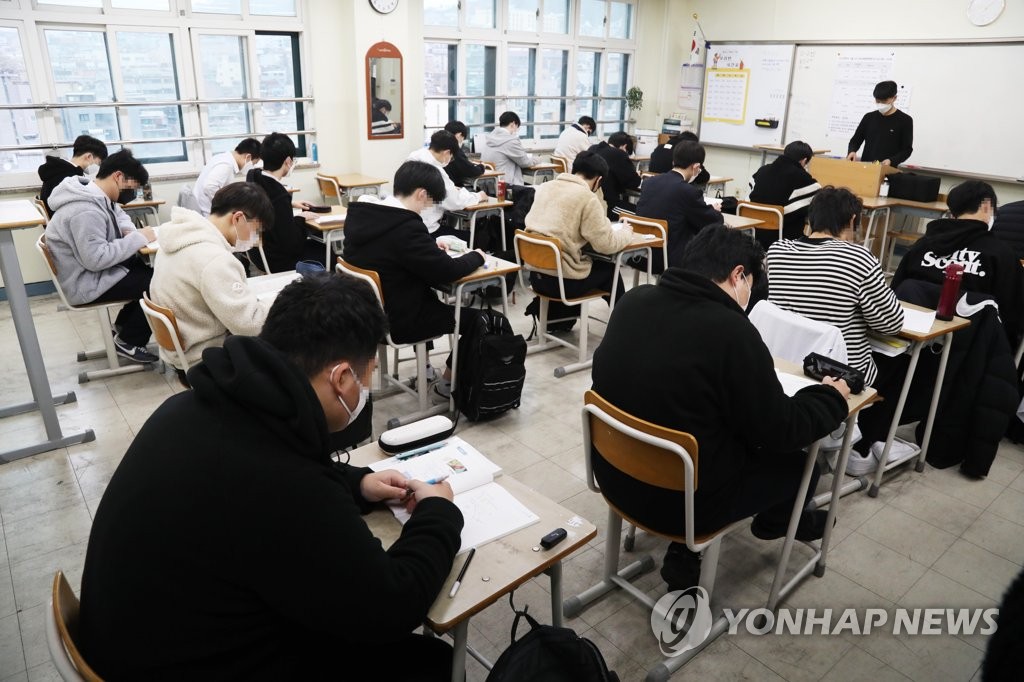 지난 3월 24일 서울의 한 고등학교 교실에서 학생들이 전국연합학력평가를 치르는 모습 [연합뉴스 자료사진]