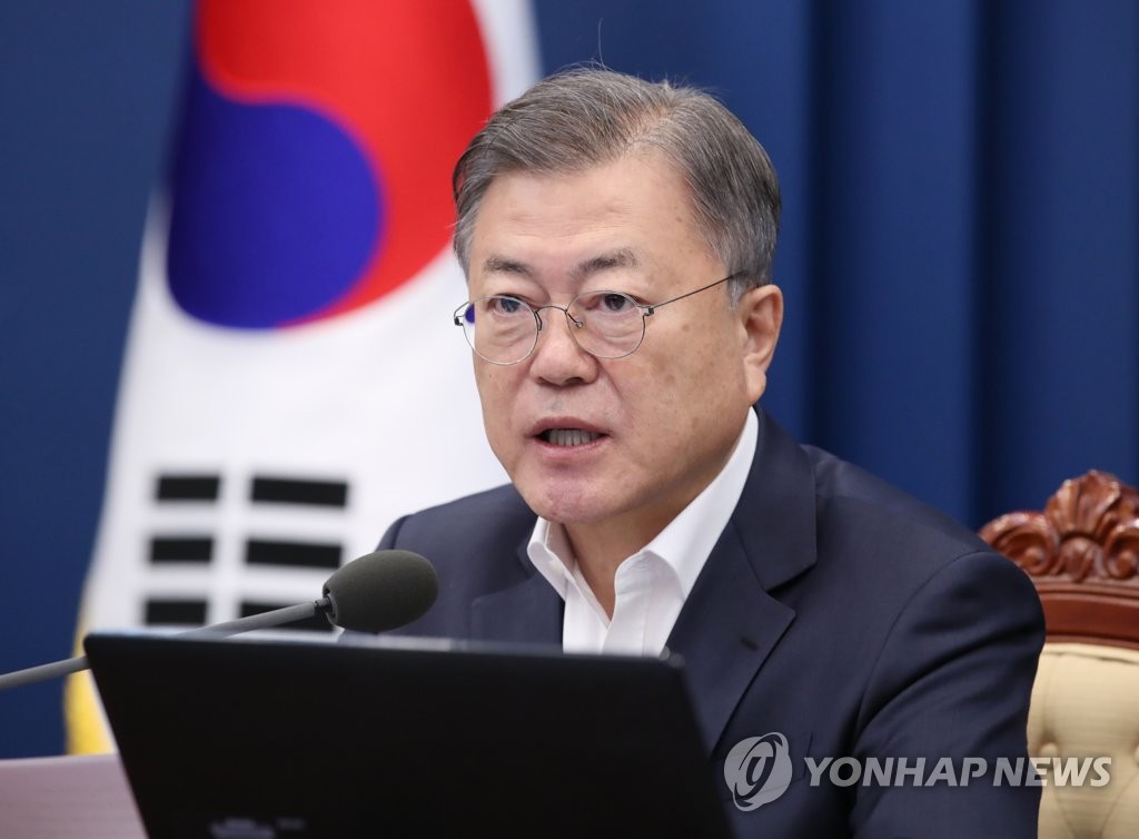 President Moon Jae-in speaks at a meeting with senior aides on March 28, 2022. (Yonhap) 