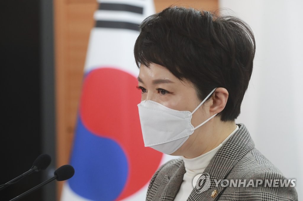 브리핑하는 김은혜 대변인