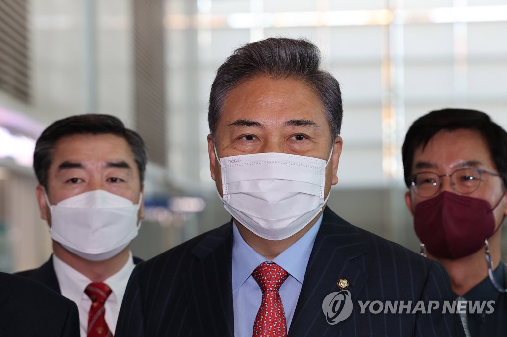 Rep. Park Jin, head of President-elect Yoon Suk-yeol's delegation to the United States, speaks to the press at Incheon International Airport ahead of his departure to Washington on April 3, 2022. (Yonhap)