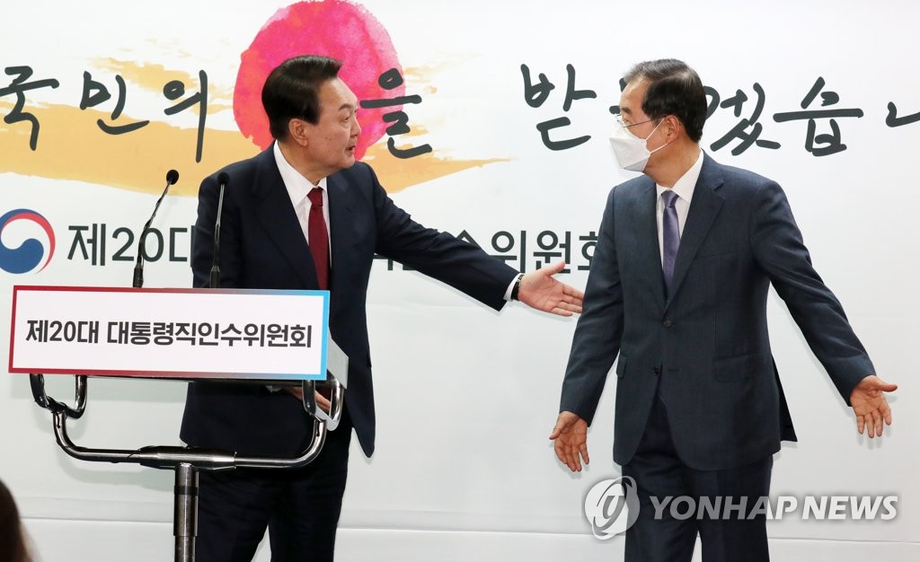 Le président élu Yoon Suk-yeol (à g.) et le Premier ministre nommé Han Duck-soo lors de la conférence de presse dans le quartier de Tongui, à Séoul, le dimanche 3 avril 2022.