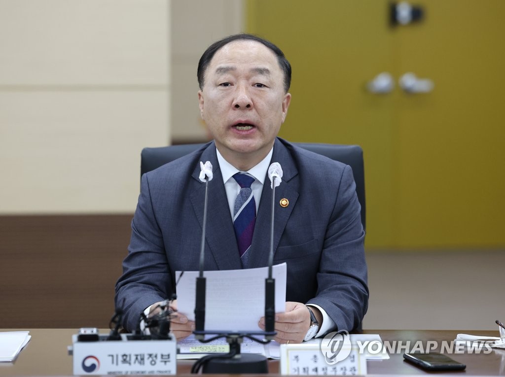발언하는 홍남기 부총리