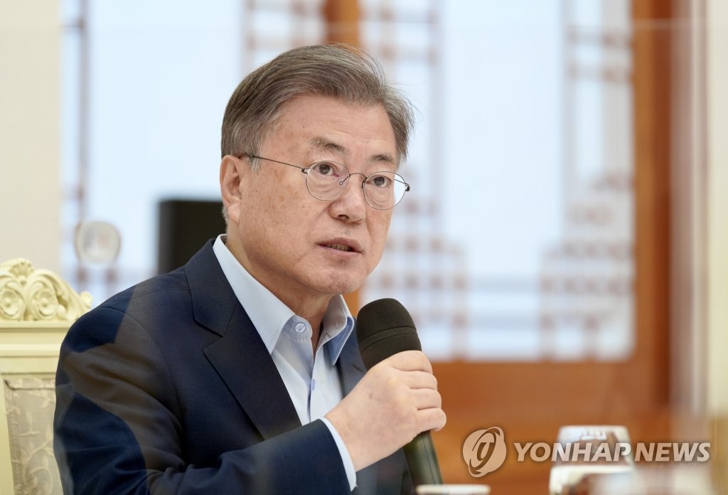 President Moon Jae-in speaks at a meeting with ministers and executives who are involved in "Korean New Deal" projects on April 7, 2022, in this photo provided by Cheong Wa Dae. (PHOTO NOT FOR SALE) (Yonhap)