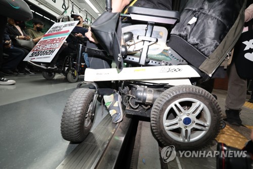 전장연 지하철 탑승 시위 재개