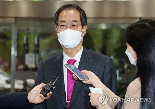 출근길 질문에 답하는 한덕수 총리 후보자