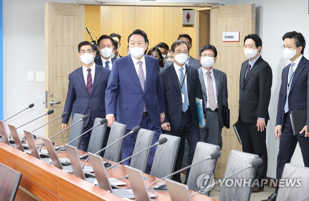 용산 청사 국무회의실 둘러보는 윤석열 대통령