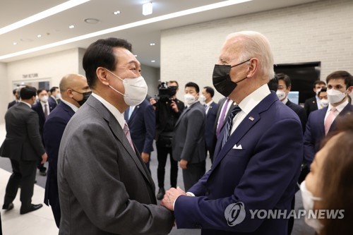 두손 잡은 한미 정상