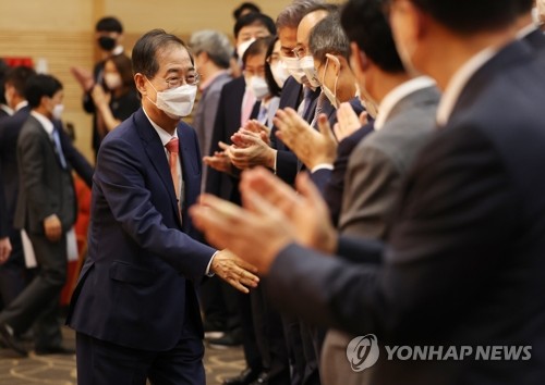 취임식 입장하는 한덕수 국무총리
