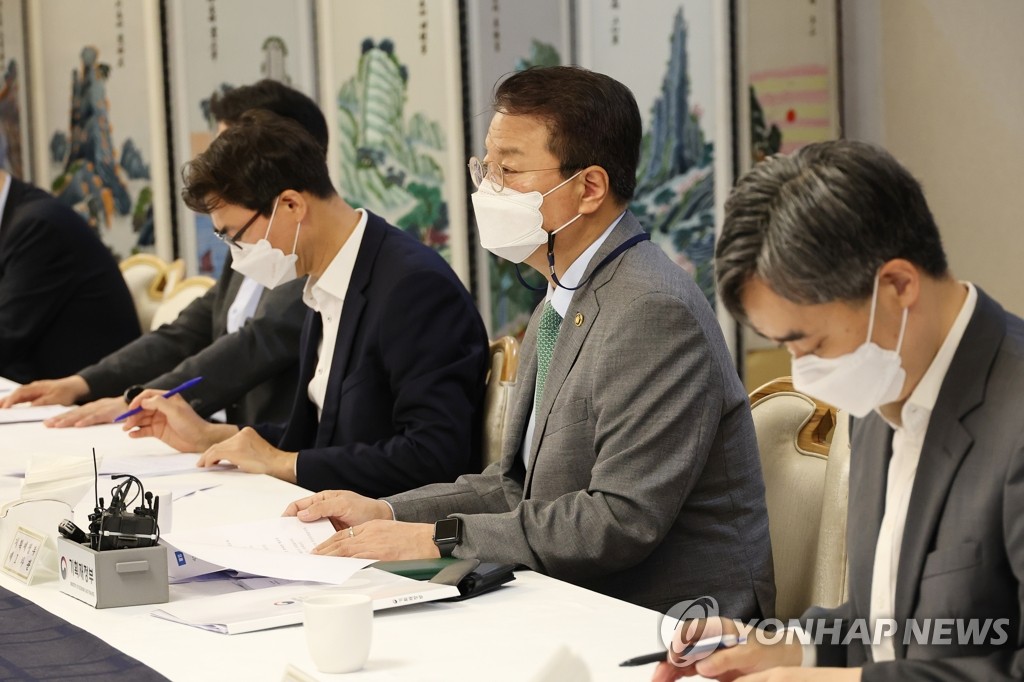 경제관계차관회의 주재하는 방기선 차관