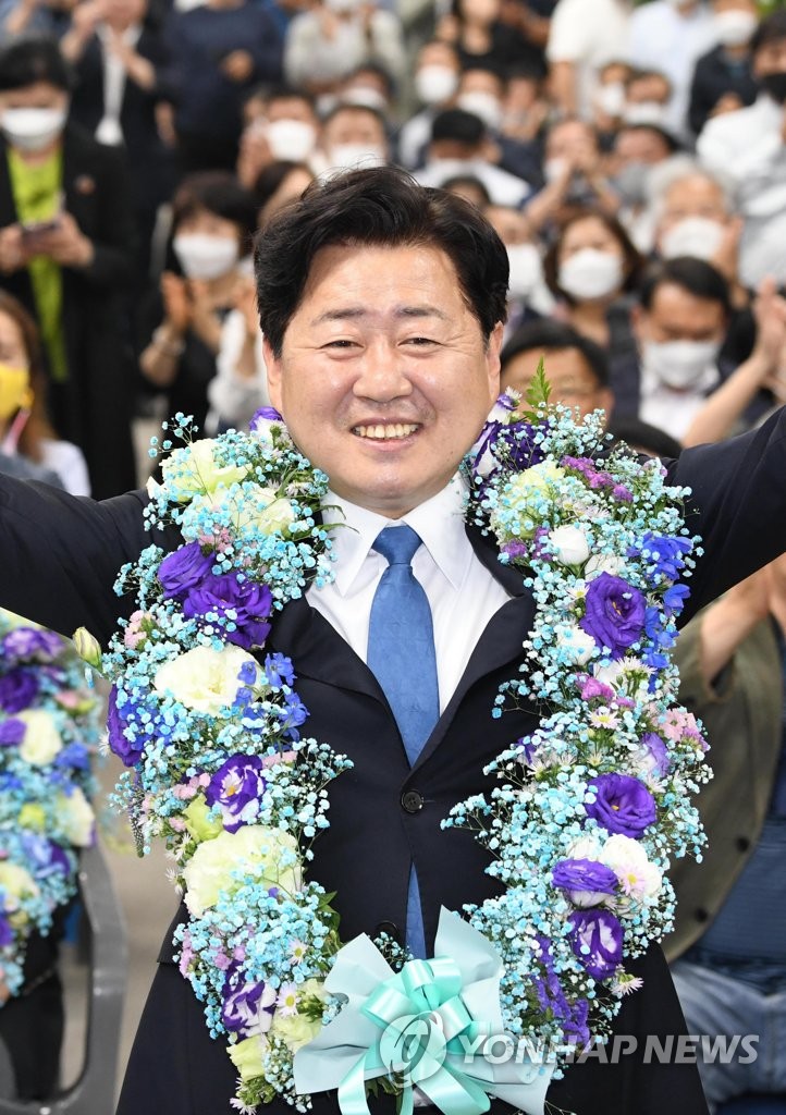 꽃목걸이 건 오영훈 제주도지사 후보