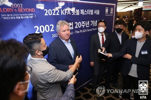 질문에 답하는 히딩크