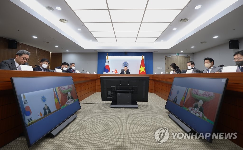 베트남 당서기장과 화상회담 하는 윤석열 대통령
