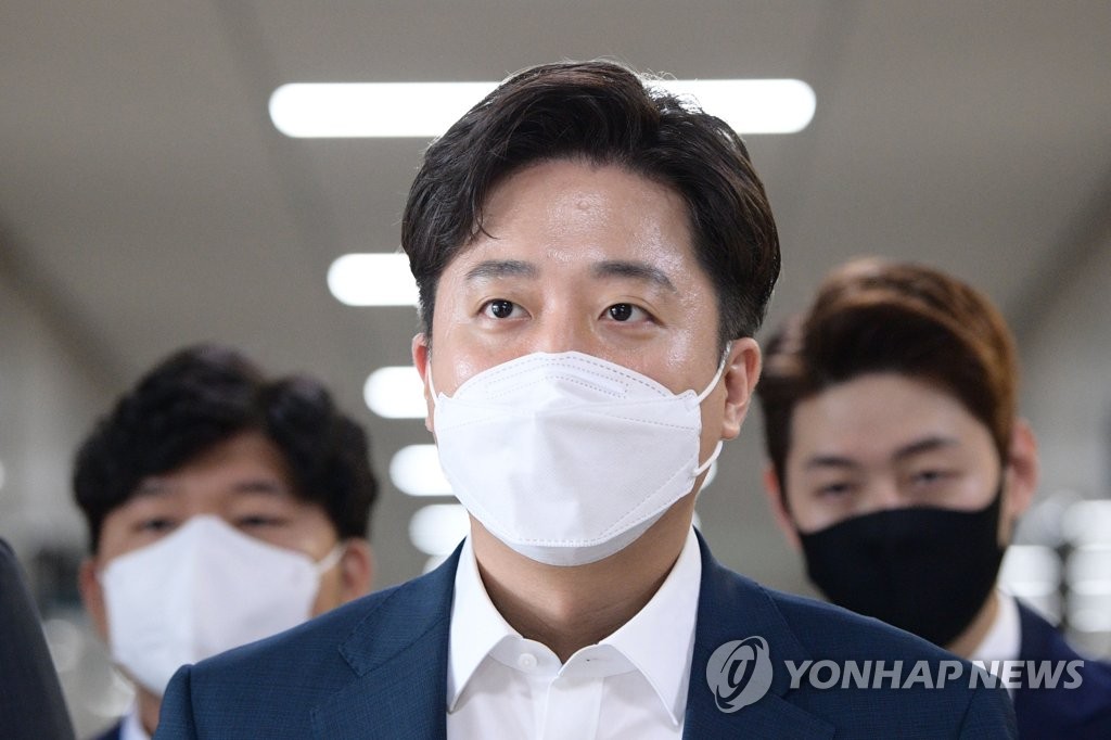 당대표 취임 1주년 기자간담회 참석하는 이준석 대표