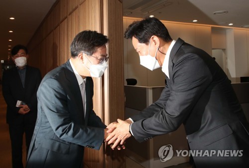악수하는 오세훈 서울시장과 김동연 경기지사 당선인