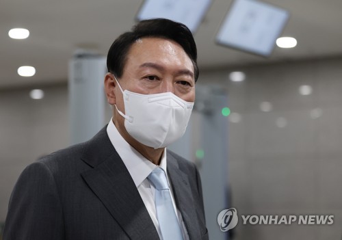 답변하는 윤석열 대통령