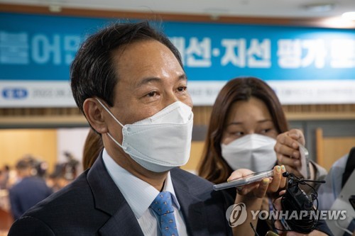 답변하는 우상호 비대위원장