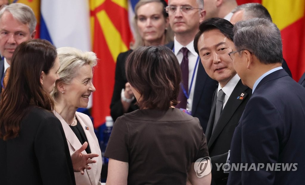 President Yoon Suk-yeol (2nd from R) is seen at the NATO summit in Madrid on June 29, 2022. (Yonhap)