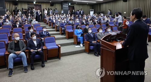 의원총회에서 발언하는 우상호 비상대책위원장