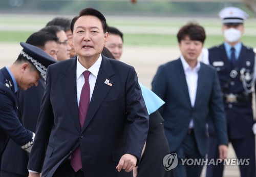 윤석열 대통령 바라보는 국민의힘 이준석 대표