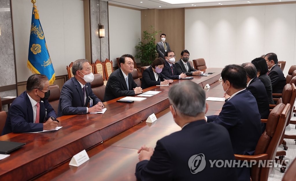 Yoon meets Japan business leaders Yoon meets Japan business leaders