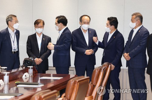 비상경제민생회의 참석 장관들의 대화