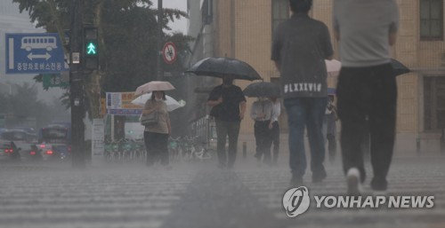 서울 도심에 쏟아지는 많은 양의 비