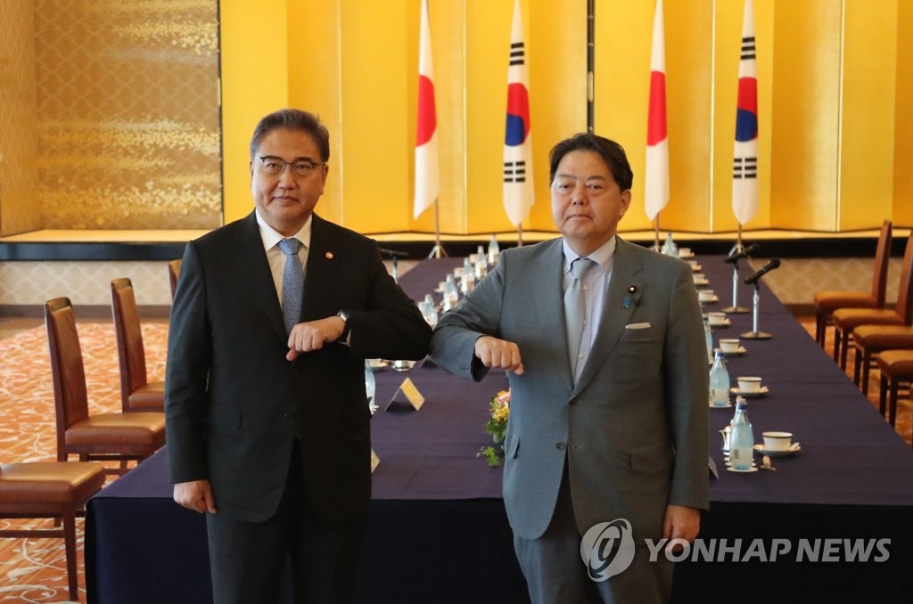 인사하는 한일 외교장관