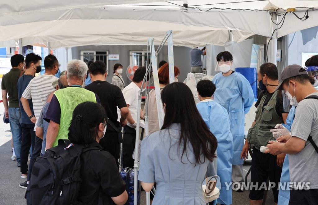 다시 북적이는 서울역 임시선별검사소