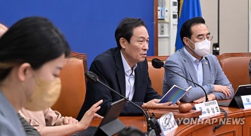 발언하는 우상호 비상대책위원장