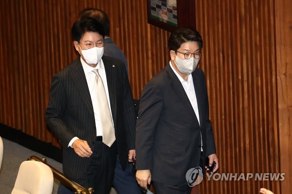 본회의장 밖으로 나가는 권성동 원내대표와 장제원 의원