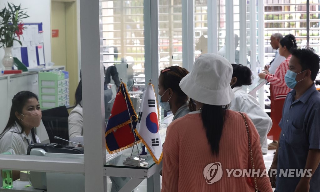 한국 지원 이비인후과 병동 이용하는 프놈펜 시민들