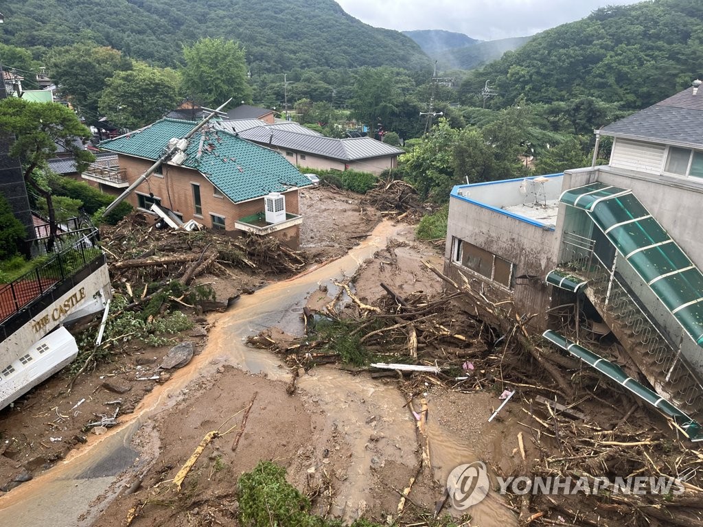 산사태로 뒤덮인 남한산성로