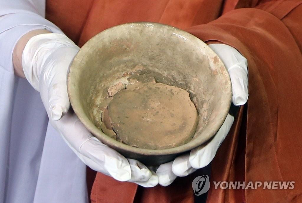 안료 든 260년 전 물감 그릇