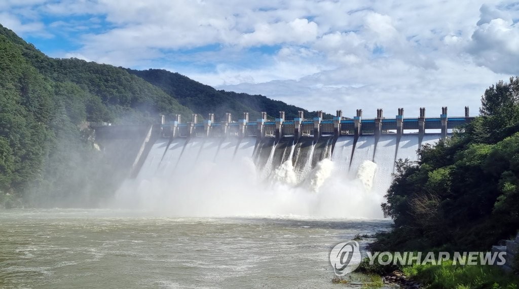 수문 개방한 최상류 화천댐