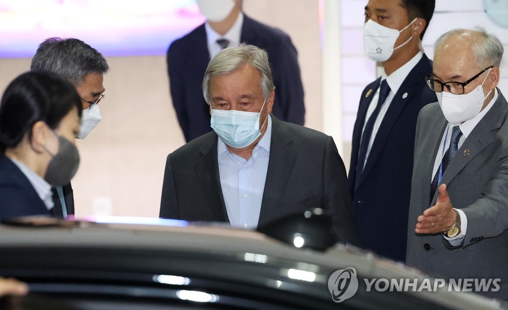 Le secrétaire général des Nations unies (ONU) Antonio Guterres arrive le 11 août 2022 à l'aéroport international d'Incheon, à l'ouest de Séoul.