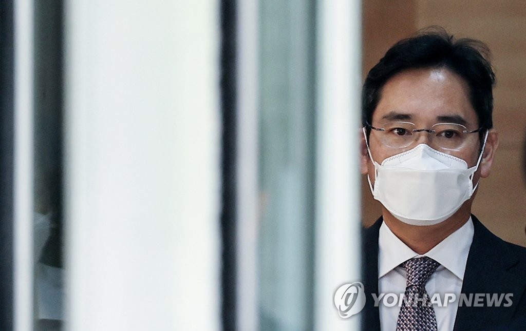 법원 청사 나서는 이재용 부회장