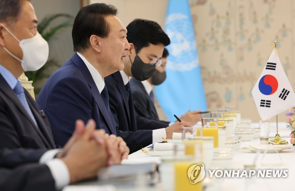 Yoon meets U.N. chief Guterres Yoon meets U.N. chief Guterres